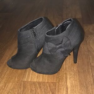 Black zip up heels size 6.5